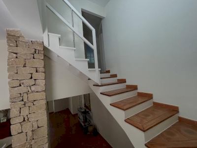 Séjour réinventé — plafond blanc et poutres préservées Séjour réinventé — plafond blanc et poutres préservées