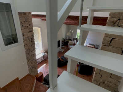 Séjour réinventé — plafond blanc et poutres préservées Séjour réinventé — plafond blanc et poutres préservées