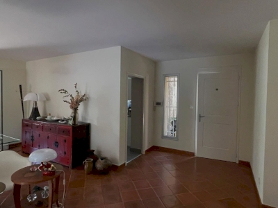 Séjour réinventé — plafond blanc et poutres préservées Séjour réinventé — plafond blanc et poutres préservées