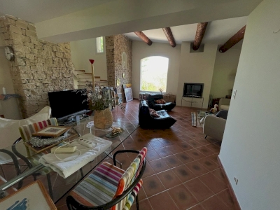 Séjour réinventé — plafond blanc et poutres préservées Séjour réinventé — plafond blanc et poutres préservées