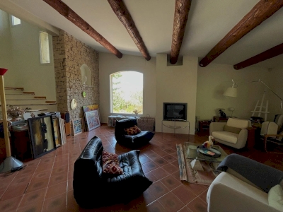 Séjour réinventé — plafond blanc et poutres préservées Séjour réinventé — plafond blanc et poutres préservées