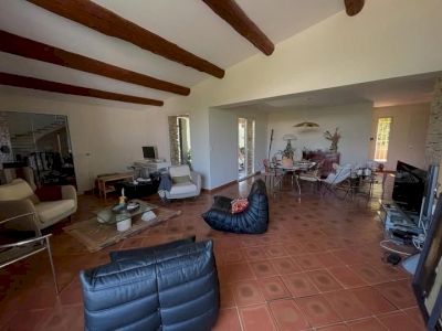 Séjour réinventé — plafond blanc et poutres préservées