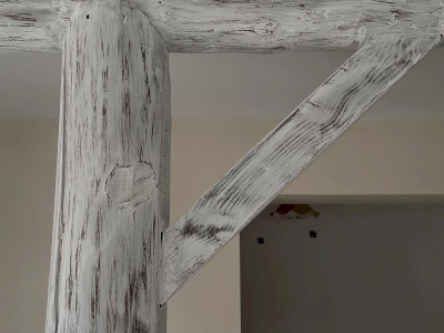 Poutres éclaircies et murs à la chaux Poutres éclaircies et murs à la chaux