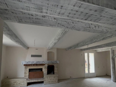 Poutres éclaircies et murs à la chaux Poutres éclaircies et murs à la chaux