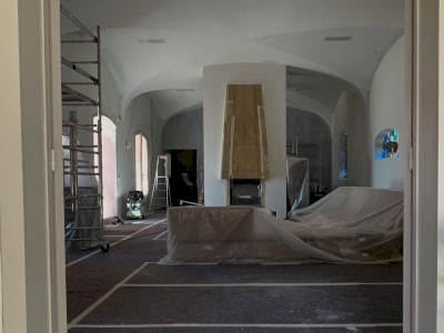 Salon voûté réaménagé — plafond blanc et mur patiné