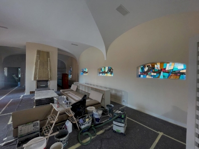 Salon voûté réaménagé — plafond blanc et mur patiné Salon voûté réaménagé — plafond blanc et mur patiné