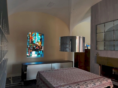 Salon voûté réaménagé — plafond blanc et mur patiné Salon voûté réaménagé — plafond blanc et mur patiné