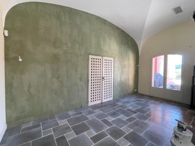 Salon voûté réaménagé — plafond blanc et mur patiné Salon voûté réaménagé — plafond blanc et mur patiné