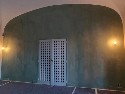 Salon voûté réaménagé — plafond blanc et mur patiné Salon voûté réaménagé — plafond blanc et mur patiné