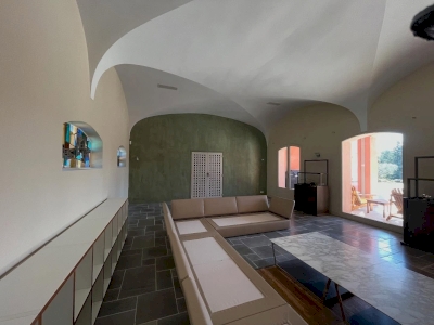 Salon voûté réaménagé — plafond blanc et mur patiné Salon voûté réaménagé — plafond blanc et mur patiné