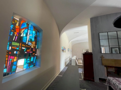 Salon voûté réaménagé — plafond blanc et mur patiné Salon voûté réaménagé — plafond blanc et mur patiné