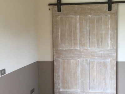 Porte coulissante patinée — bois blanchi et charme retrouvé