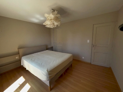 Chambre rehaussée — harmonie ton sur ton en Primwood mat 