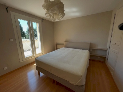 Chambre rehaussée — harmonie ton sur ton en Primwood mat Chambre rehaussée — harmonie ton sur ton en Primwood mat