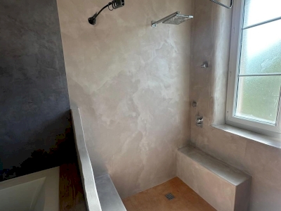 Douche et banquette en béton ciré San‑Marco Douche et banquette en béton ciré San‑Marco