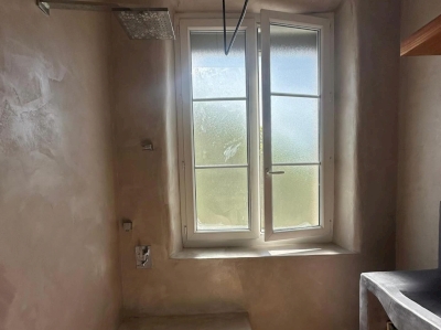 Douche et banquette en béton ciré San‑Marco Douche et banquette en béton ciré San‑Marco